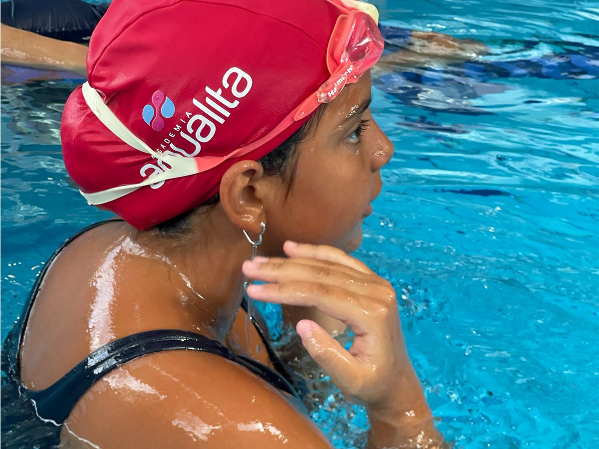 Aluna de natação infantil usando touca da Aqualita BRfit